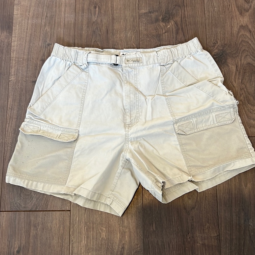 Columbia Khaki Fishing Shorts- Used condition- L- Hole Near right pocket